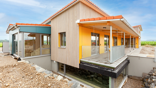 Holzhaus-Kita: Massivholzhaus aus leimfreien Brettsperrholz | Massiv